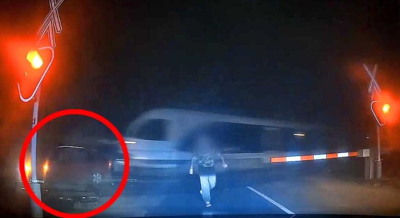 Széttrancsírozta a vonat az átjáróban az autót, egy másodpercen múlott az utasok élete – VIDEÓVAL