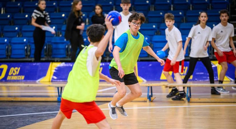 Feleltetés helyett a labda volt a mumus: 250 debreceni diák jutott a kiütőbajnokság döntőjébe – fotókkal