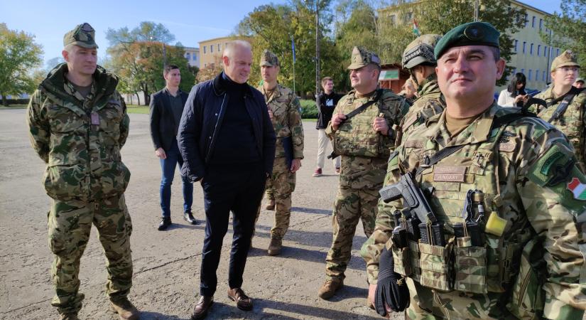 Március 16-ig plusz egyhavi fizetést kapnak a honvédelmi alkalmazottak