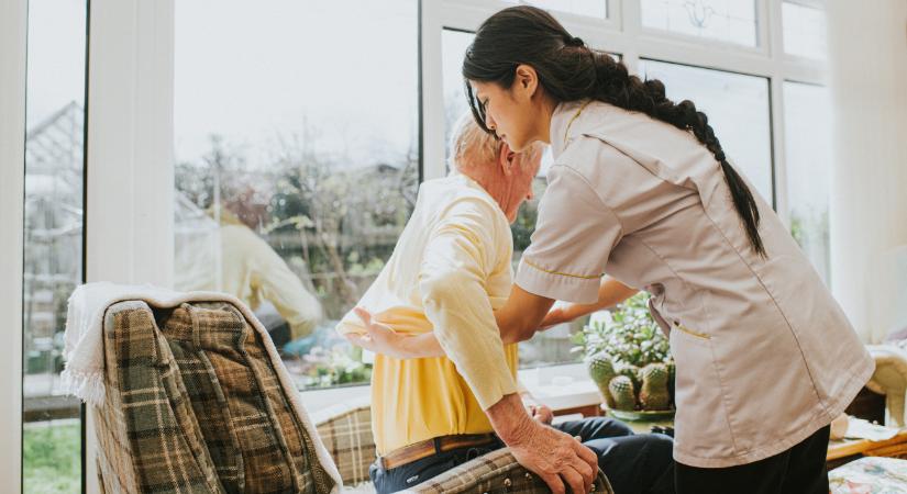 Kenőpénzért fogadta be az időseket a szociális otthonba