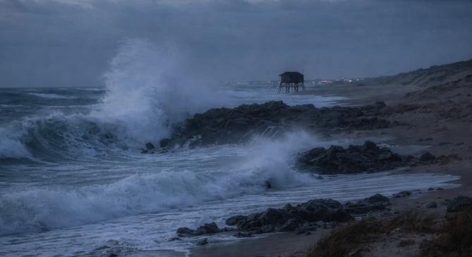 Szélviharral, kiadós esővel csap le a Nils vihar Franciaországra