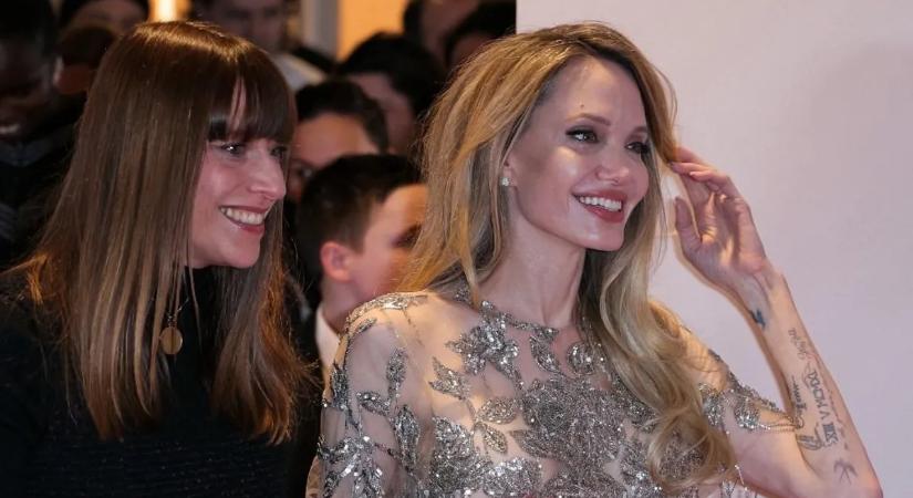Angelina Jolie sejtelmesen csillogó ruhában hódított legújabb filmje premierjén