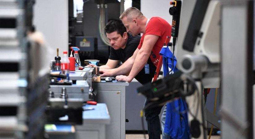 Nem egyik napról a másikra, mégis folyamatosan: így szorulnak háttérbe egyes szakmák a magyar munkaerőpiacon