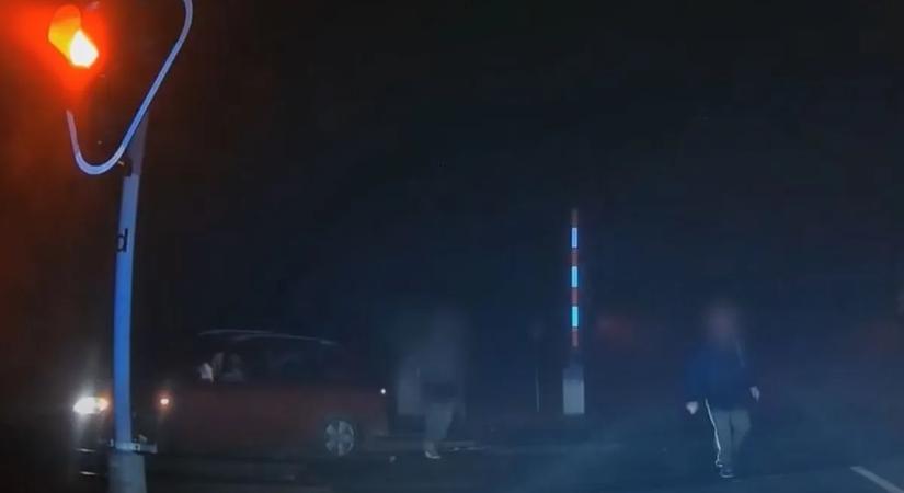 A hideg is kirázza, ha ezt megnézi: menekülnek az emberek a sínekről