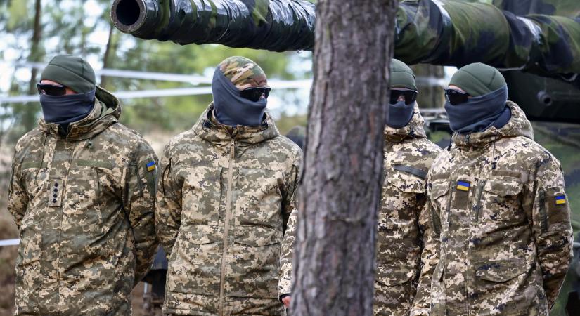 Egy éves halasztást kapnak azon 18-25 éves fivatalok a behívás alól Ukrajnában, akik már szolgáltak egy évet