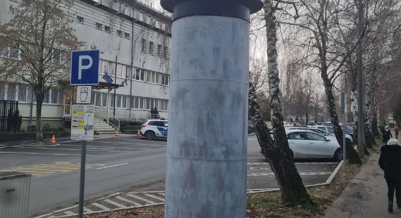 Eltűnt Keszthelyen a kormánypropaganda a Mahir-oszlopokról