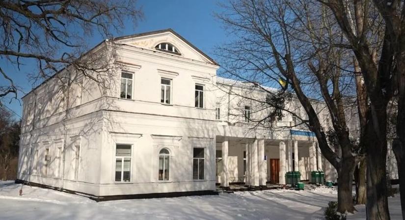 Álcahálót szőnek egy kollégium diákjai az áramkimaradás idején Ukrajnában