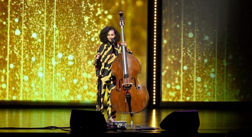 Váratlan fordulatot vett az ötszörös Grammy-díjas Esperanza Spalding koncertje a Müpában