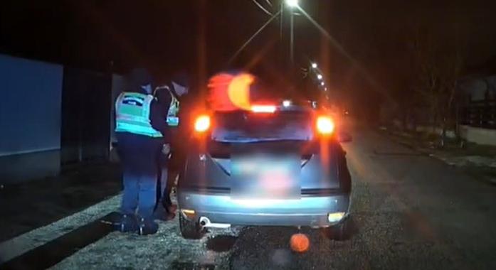 Rossz ötlet első rendszámtábla nélkül közlekedni, ha a hátsó lopott, a kocsi meg tele van droggal