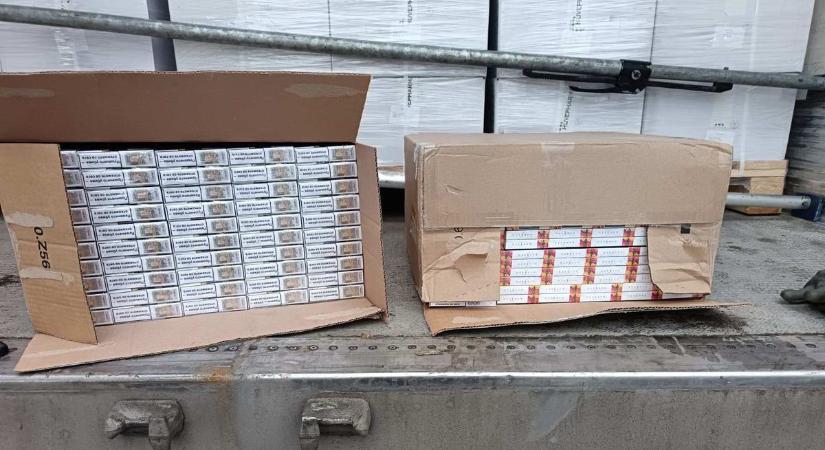 Gyógyszerek közé rejtették a milliós értékű csempészárut, az M1-esen bukott le a bolgár sofőr