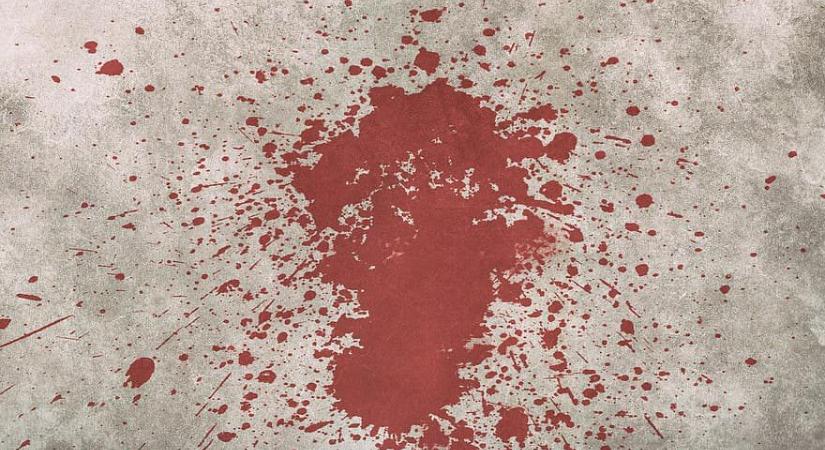 Járóbottal verte ki egy miskolci szemét