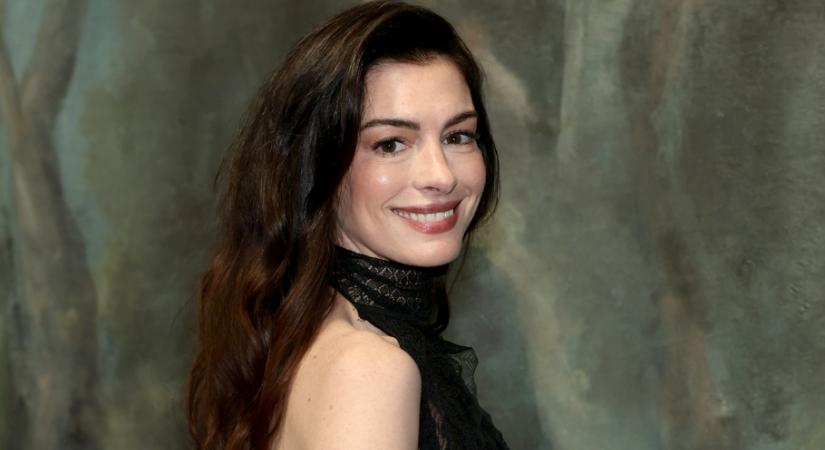 Anne Hathaway ebben a sejtelmesen áttetsző ruhában lopta el a show-t a New York-i divathéten