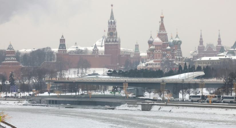 A Kreml beismerte, hogy Moszkva valóban kapcsolatban áll Párizzsal