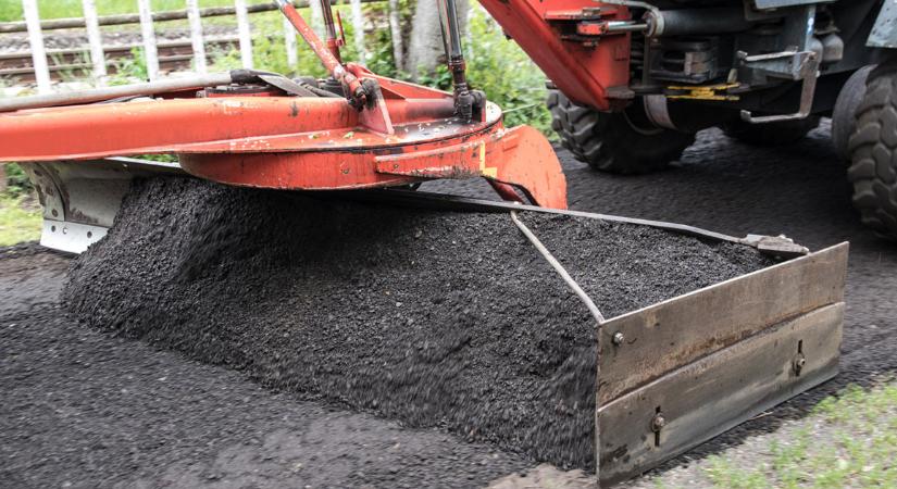 Megkezdődött a nem szilárd burkolatú utak javítása Debrecenben, itt a lista