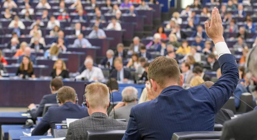 A Néppárt megszavazta: 35 ezer milliárd forintot öntenek a feneketlen ukrán kútba