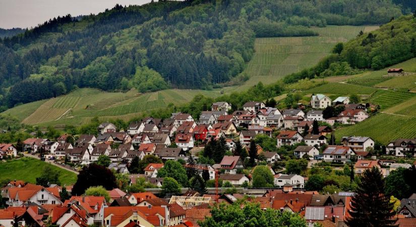 Hölvényi György: A magyar lakáspolitika családközpontú