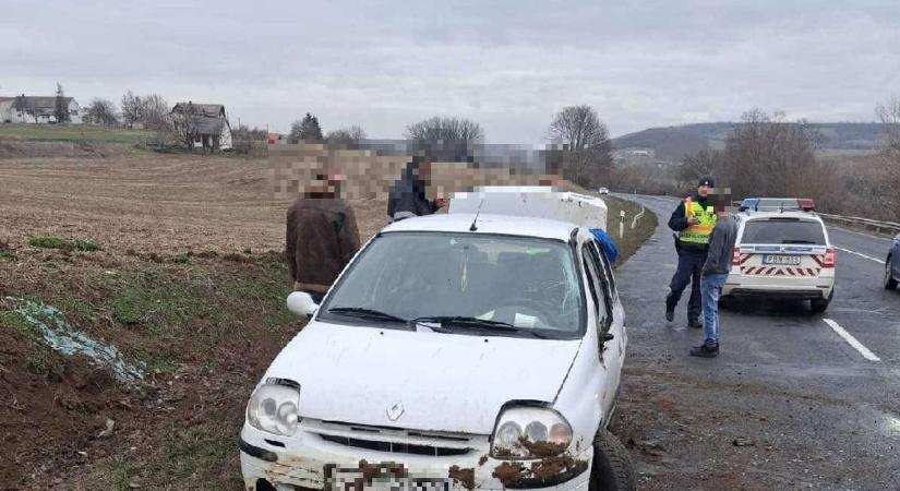 Horror a 6-oson: partfalról zuhant vissza a kocsi