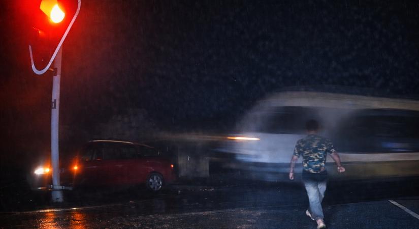 Másodpercekkel a vonat érkezése előtt tudtak kiszállni a sínen rekedt autóból