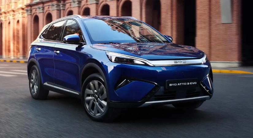 Sportkocsikat reggelizik a BYD családi autója