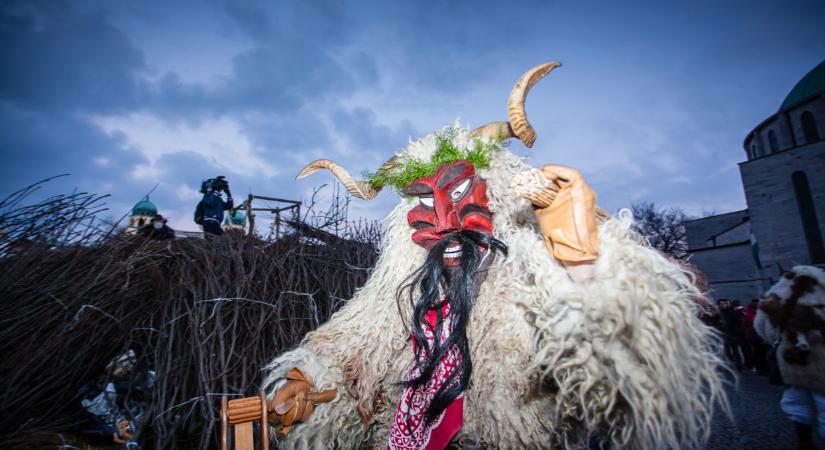 Mohács felkészült: startol a Busójárás, százezrek várják a maskarások idei télűzését  Videó