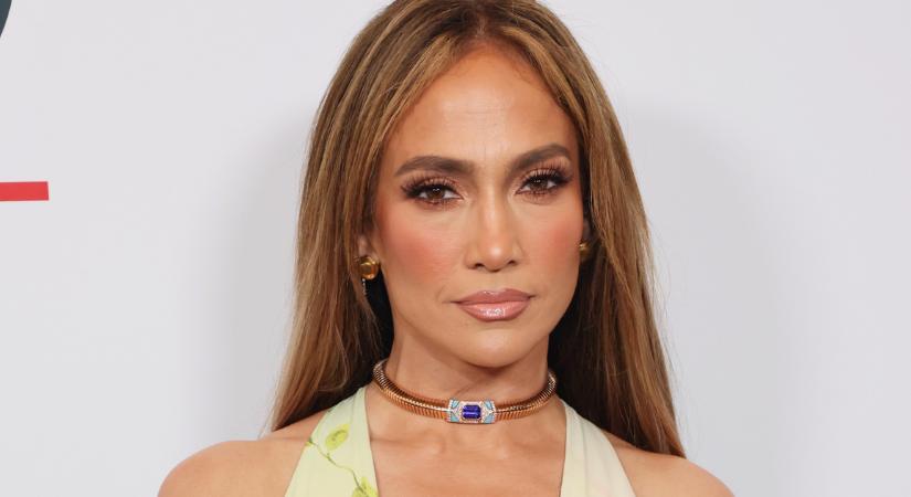 Az 56 éves Jennifer Lopez merész dekoltázst villantott: istennőként feszített az edzőteremben