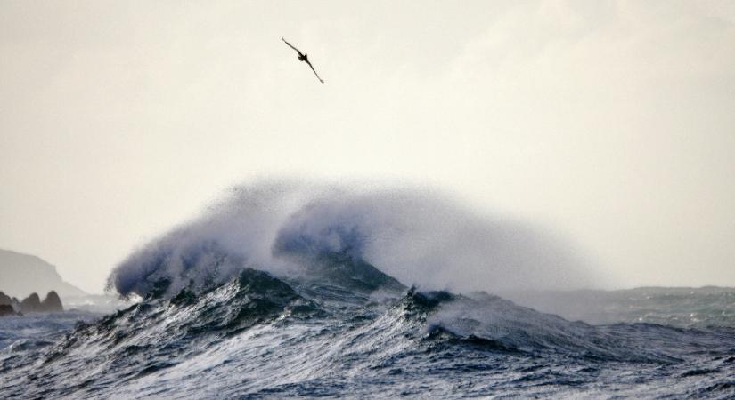 Orkán erejű széllel csap le a vihar