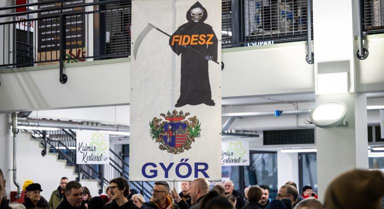 „Megértettük, maguk szerint mocskos a Fidesz” – Lázár János mai fórumának elején rögtön kitört a balhé