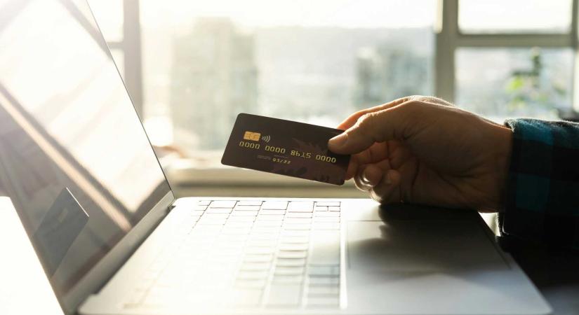 Mesterséges intelligenciával csalta tőrbe áldozatát, több ezer lejt bukott egy férfi