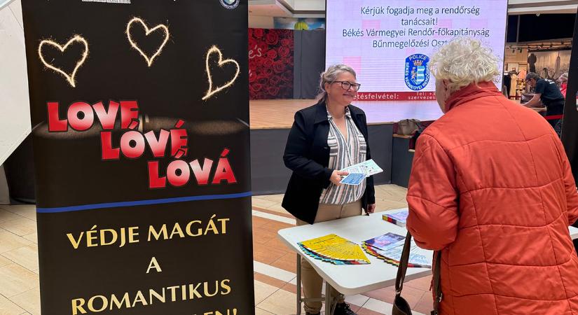 Biztonságos internet napja: a csalások megelőzésére figyelmeztettek Békéscsabán