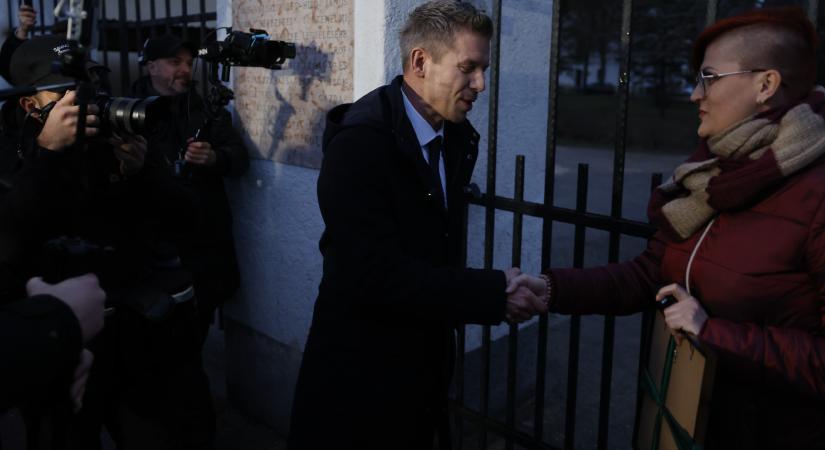 Vissza az „eredethez” Magyar Péter újból Bicskére látogatott