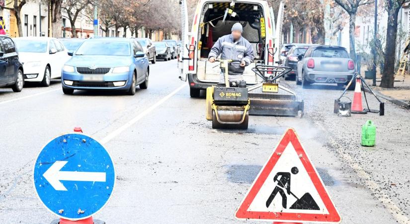 Kátyúcsata Szolnokon: 500 négyzetméternyi kátyú keseríti az autósok életét, reagált a város – videóval, galériával