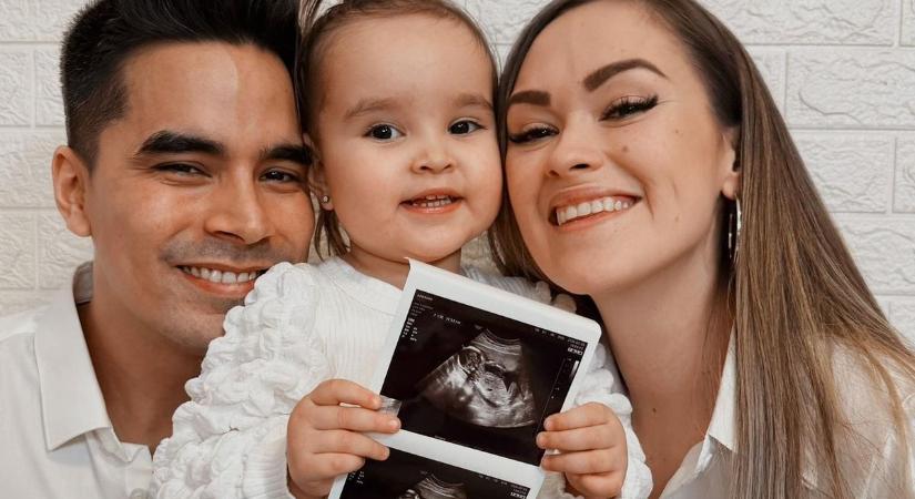 Ya Ou: Júliusban teljes lesz a család – az énekes és párja második babáját várja