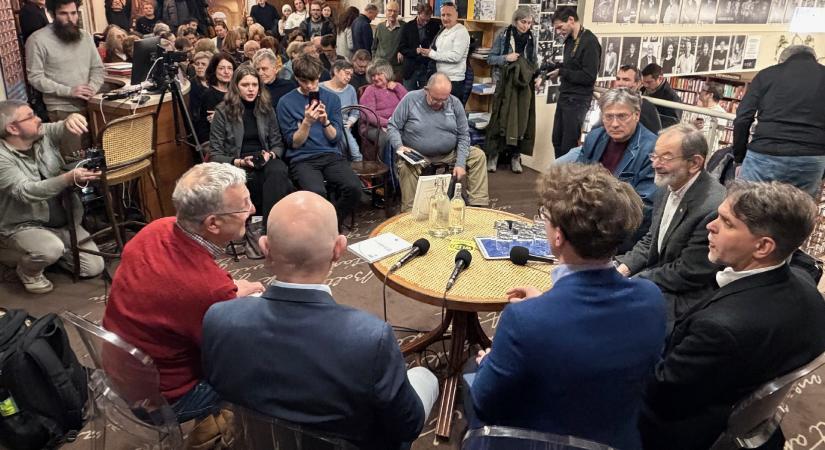 Zsúfolásig megtelt az Írók boltja a Felfogatókönyv bemutatójára