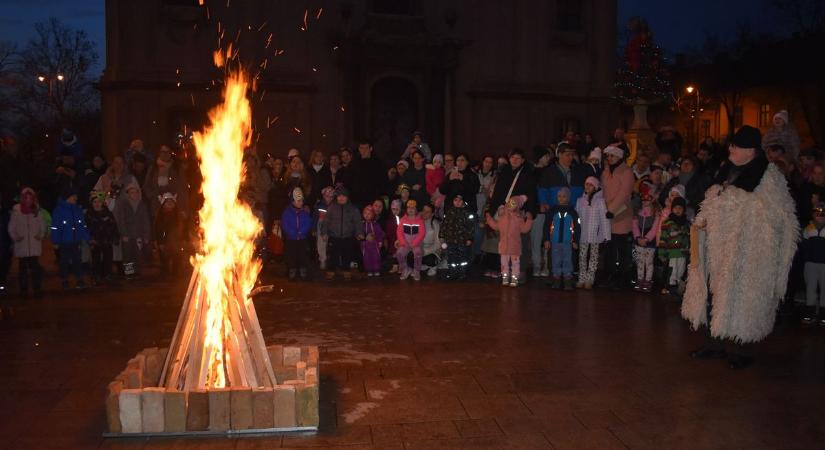 Farsangi kavalkáddal űzték el a telet Pápáról (galéria  videó)