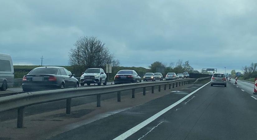 Sávot zártak az M3-ason