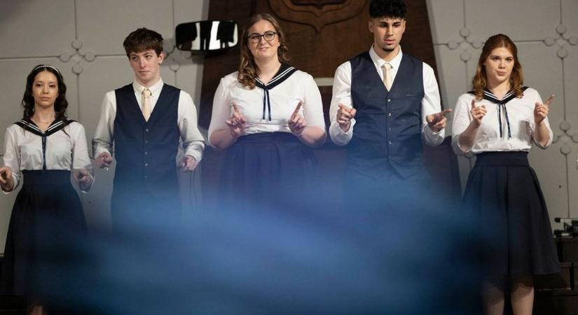 Ilyen szalagavatót még nem láttál: meghatódva, jelnyelvvel búcsúztak a zalai diákok (galéria)