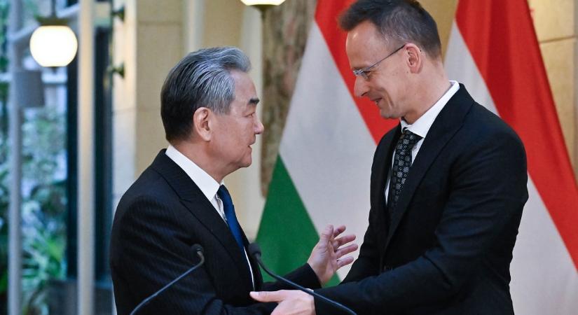 Szijjártó hálás Kínának a békeerőfeszítéseikért és a sok profitot hozó együttműködésért