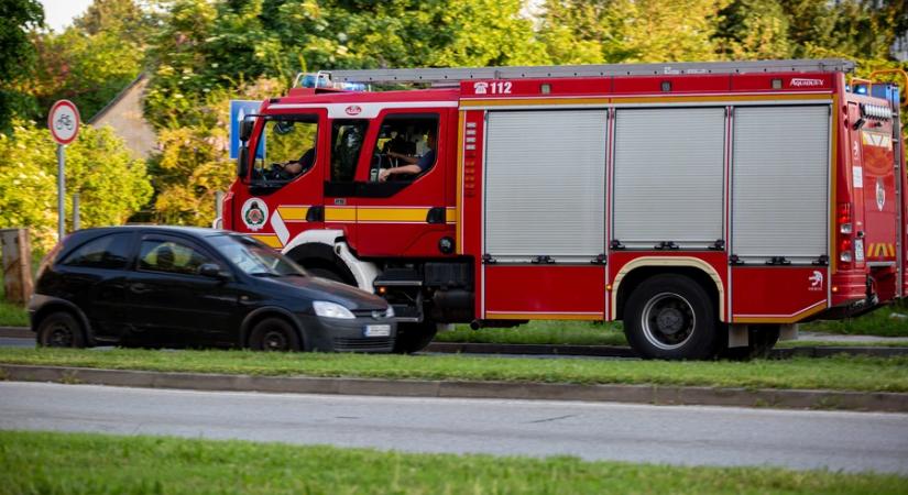 Szalagkorlátnak ütközött egy autó Galambokon