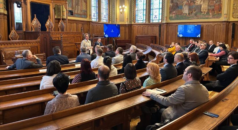 Mi a helyzet az intermodális csomóponttal és az M8-as úttal? Kecskeméti beruházásokról egyeztettek – fotók