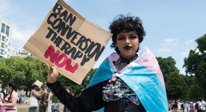 Az EU betiltaná az átnevelő terápiákat, a kormánysajtó máris genderőrületről beszél