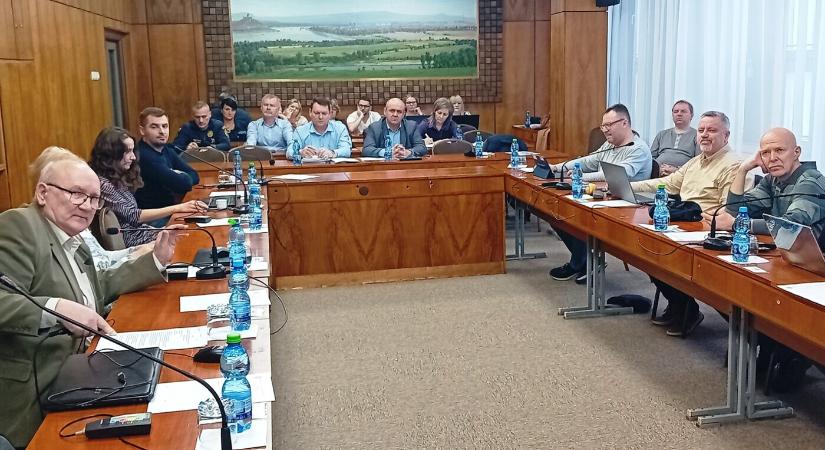 Párkányi testületi ülés: több fontos ügyben is elnapolták a döntést