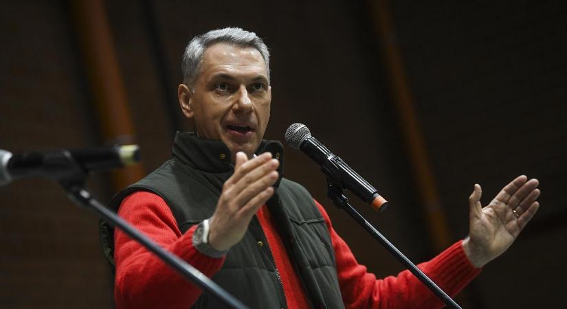 Zúgott a „Mocskos Fidesz!”, Lázár János vécékefét kapott a győri fórumán