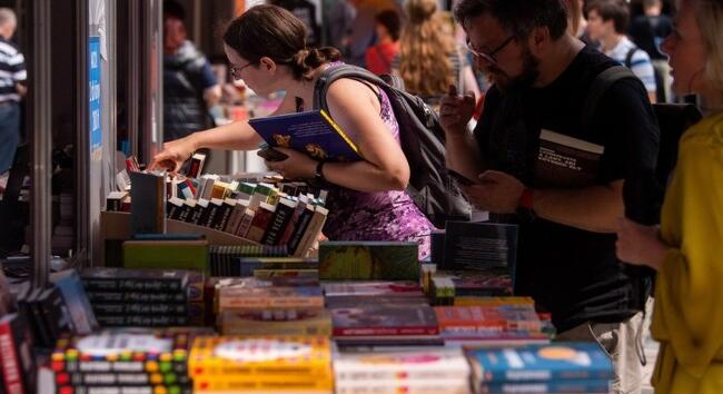 Booker-díjas magyar származású író nyitja meg a 97. Ünnepi Könyvhetet