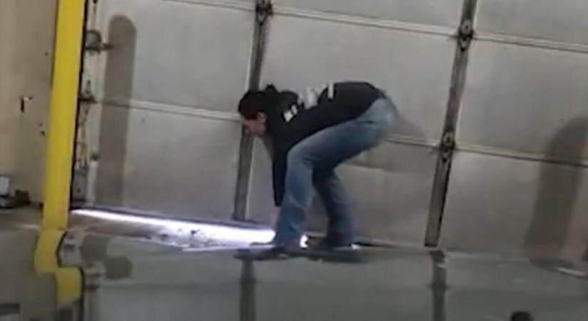 Rendőrök szabadították ki az autómosóba szorult nőt