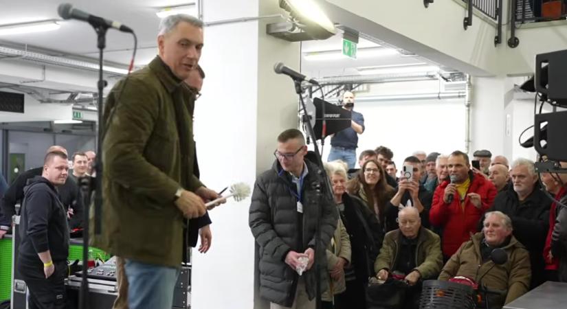 Lázár János a győri fórumán átvett egy vécékefét, amit Gáspár Evelinnek küldtek