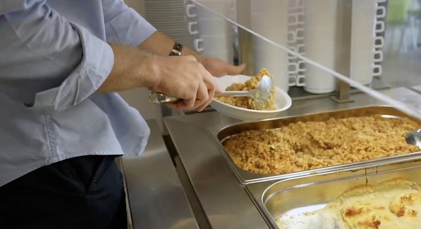 Kiderült, mi volt az a rejtélyes fehér golyó a menzai főzelékben – nem só