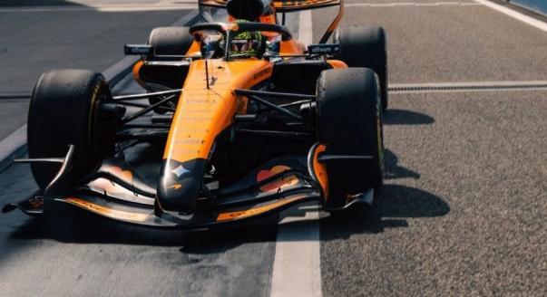 McLaren-vezetés és Red Bull-villogás: szerdai F1-es hírek