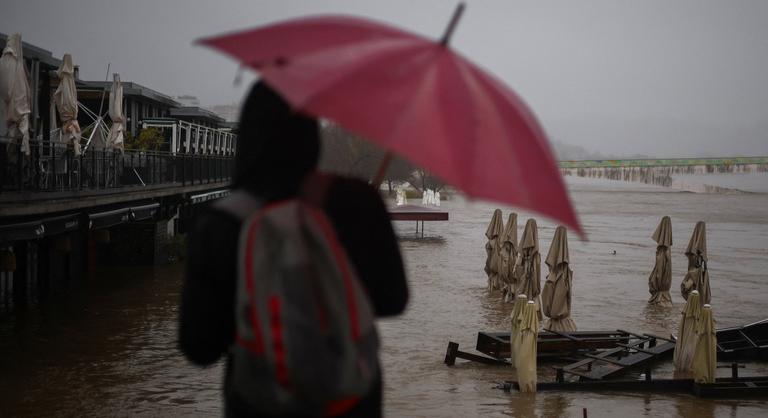 Ezreket kellett evakuálni Portugáliában az ítéletidő miatt, több halálos áldozat is van