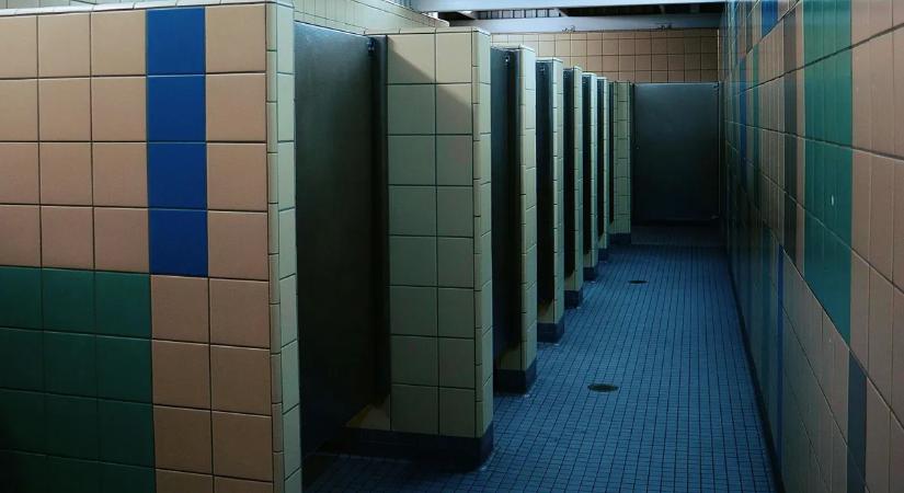 Sokkoló jelenet egy nyilvános vécében: lyukon át lógó péniszre bukkant egy nő – amit először műanyagnak hitt