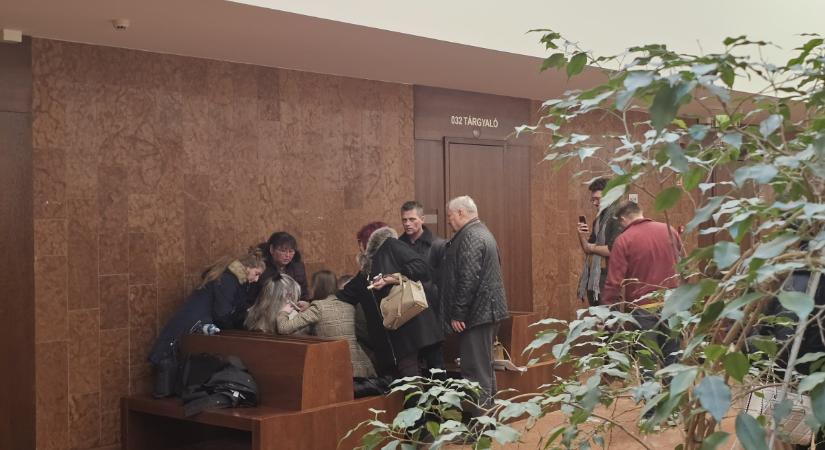 Vágóhíd utcai tragédia: megrázó jelenetek a tárgyaláson, mentő vitte el a gyászoló édesanyát
